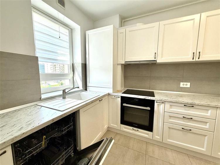 Apartament cu 3 camere decomandat în Tractorul