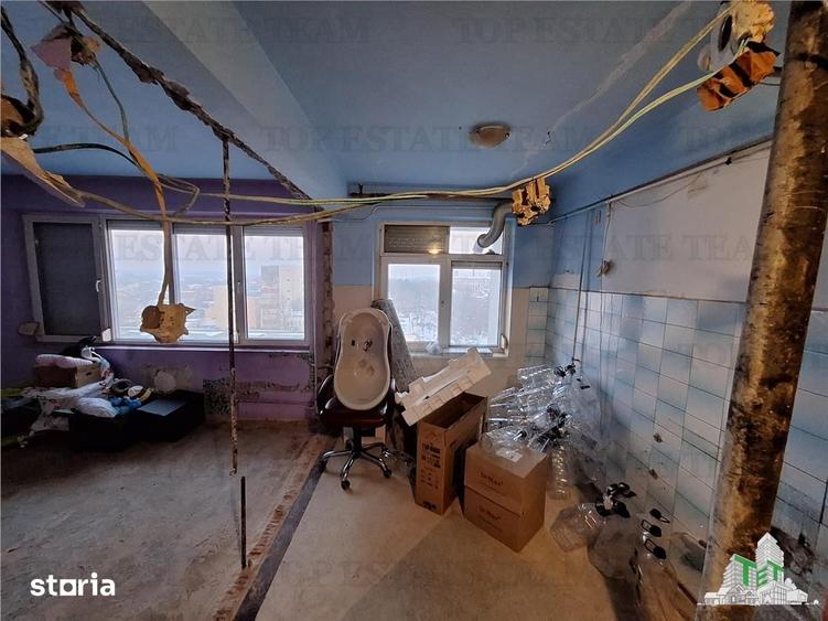 Apartament cu 3 camere semidecomandat în Calea Galați