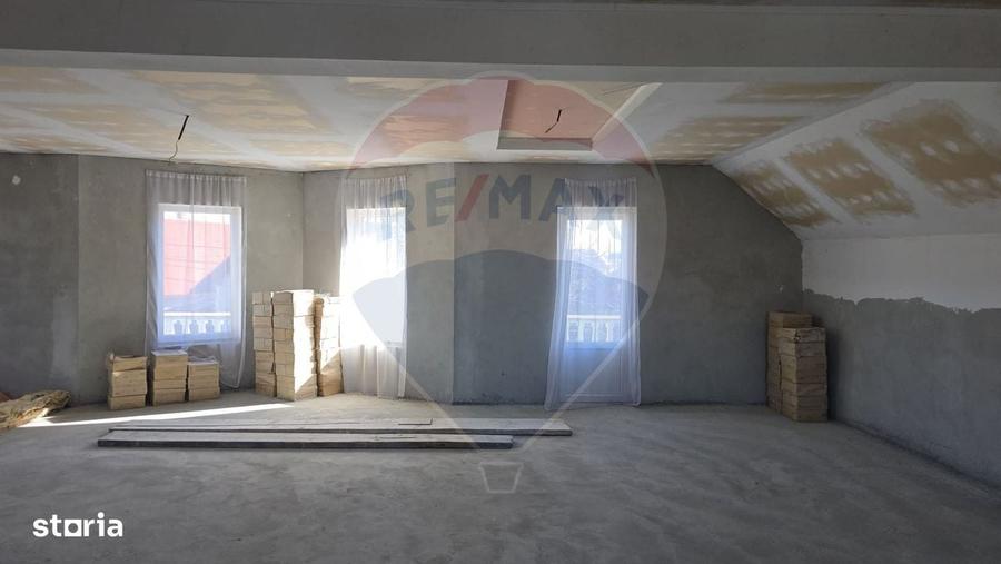Casă cu 4 camere cu Teren 1300 Mp în Gălănești