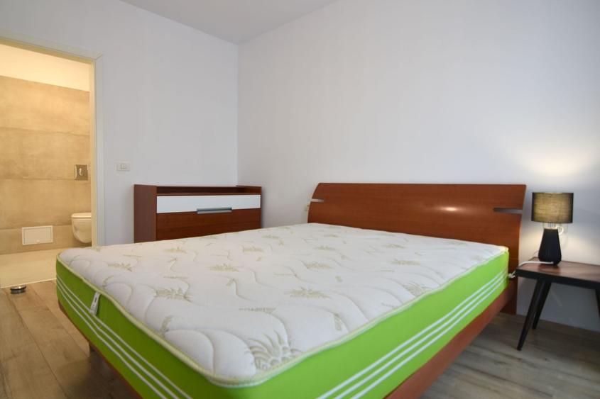 Apartament cu 3 camere semidecomandat, mobilat în Aradului