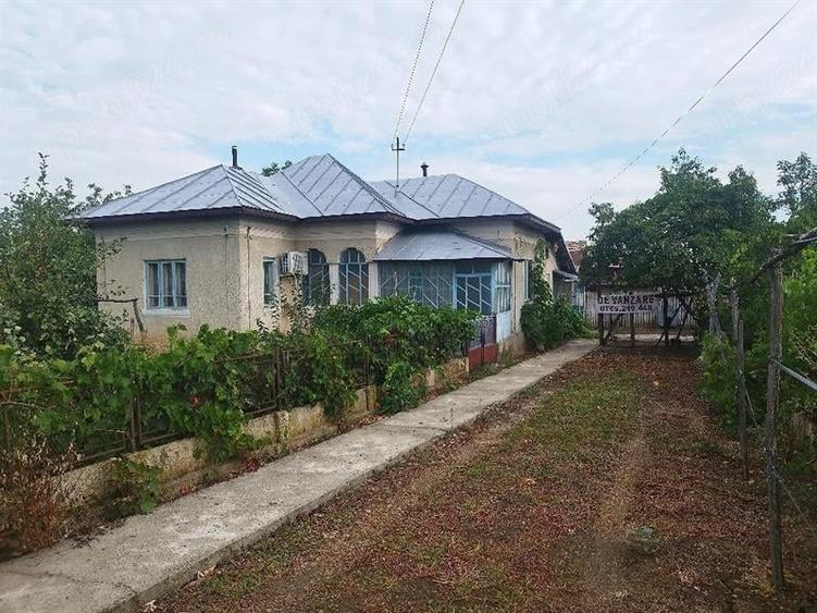Casă individuală cu 4 camere cu Teren 4000 Mp în Calopăr
