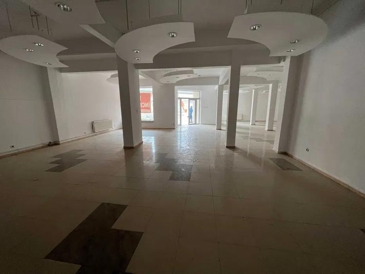 Spațiu comercial, de 300 mp, în Central