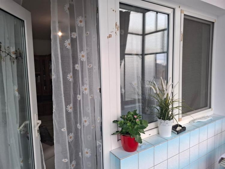 Apartament cu 3 camere semidecomandat, mobilat în Nădlac