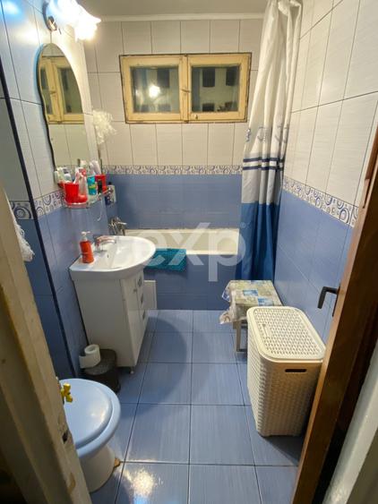 Apartament cu 3 camere semidecomandat în Berceni