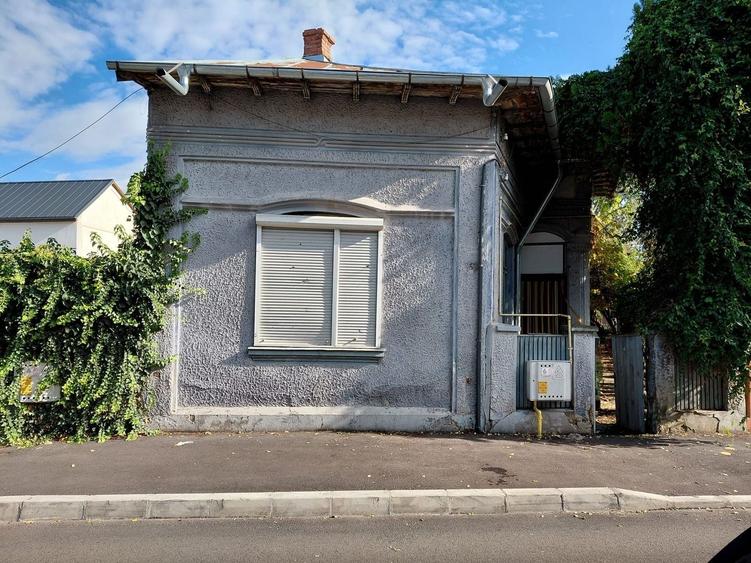 Casă individuală cu 3 camere cu Canalizare în Central
