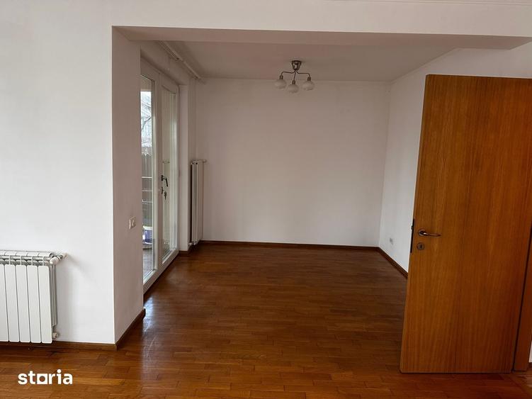 Casă cu 6 camere cu Teren 310 Mp în Apărătorii Patriei