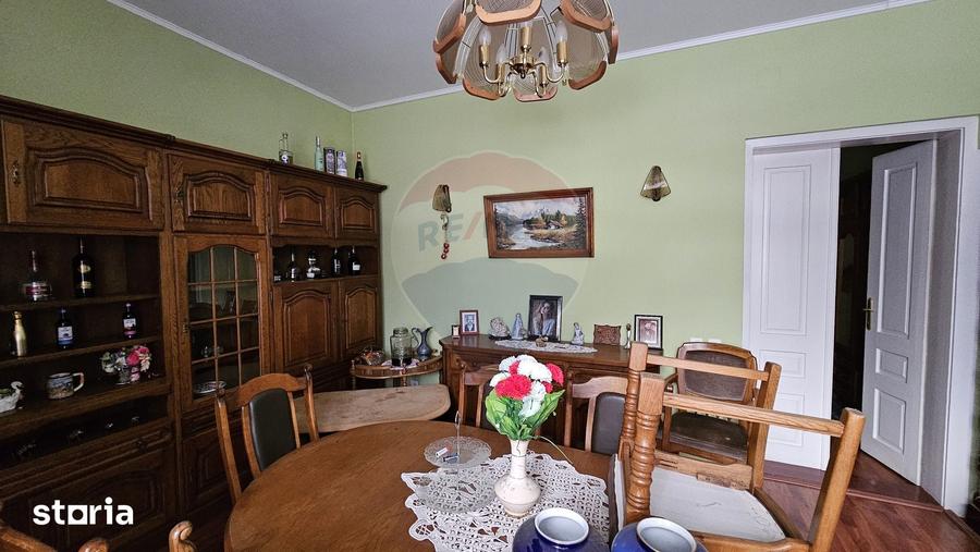 Casă cu 6 camere cu Teren 200 Mp în Central