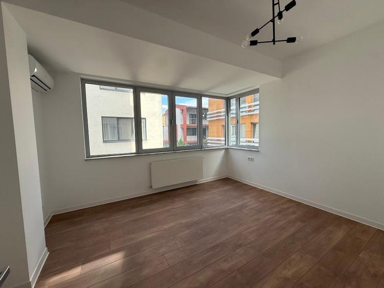 Apartament cu 4 camere decomandat în Băneasa