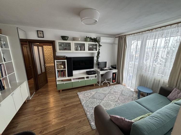 Apartament cu 3 camere semidecomandat în Grigorescu