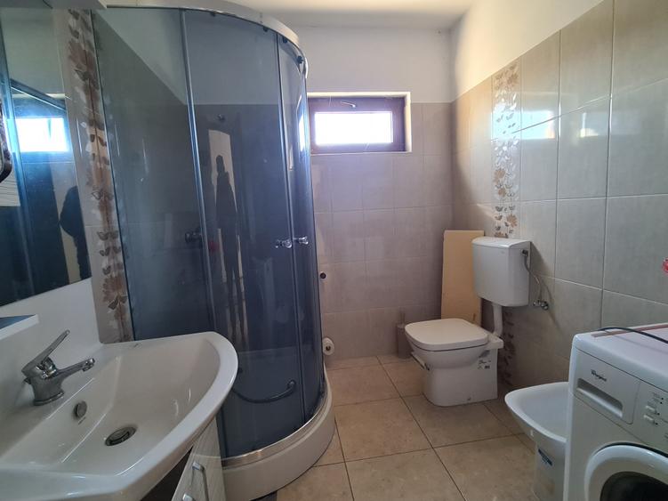 Casă cu 6 camere cu Canalizare în Adjud