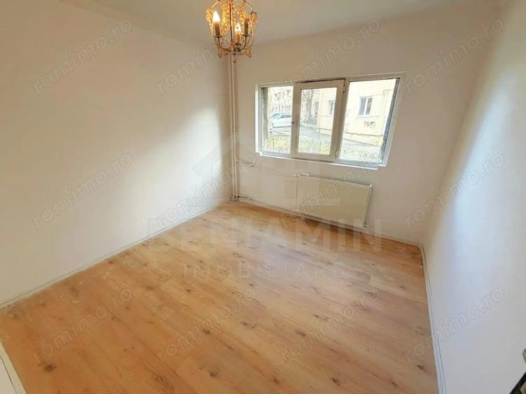 Apartament cu 4 camere decomandat în Valea Rosie