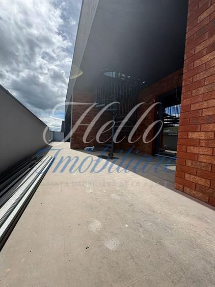 Penthouse cu 3 camere semidecomandat în Florești