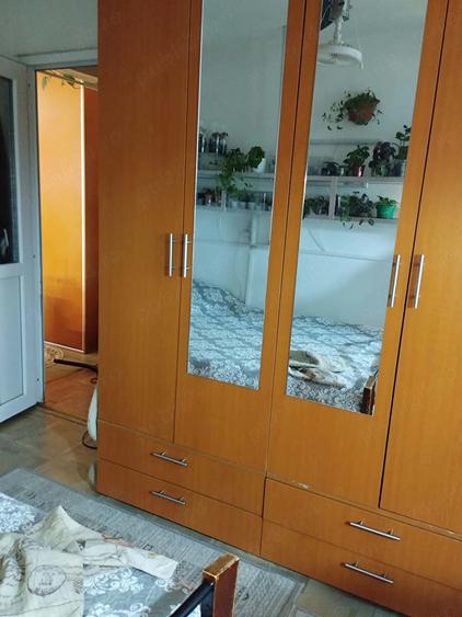 Apartament cu 3 camere semidecomandat în Berceni