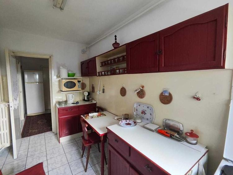 Apartament cu 3 camere decomandat în Dâmbu Pietros