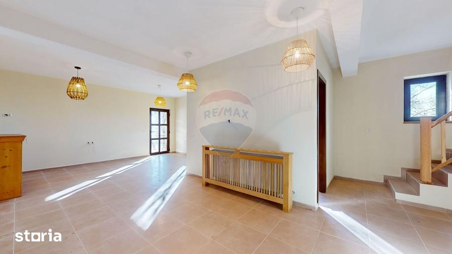 Casă cu 7 camere cu Teren 1672 Mp în Bran