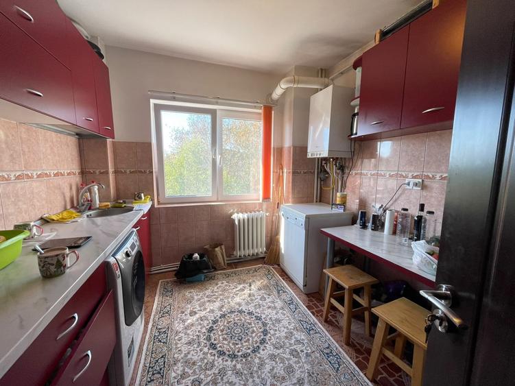 Apartament cu 3 camere decomandat, mobilat în Podu Roș