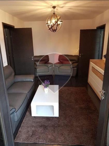 Apartament cu 2 camere decomandat, mobilat în P-ța Victoriei