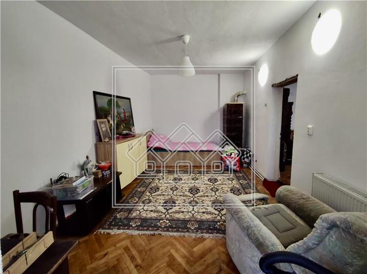 Apartament cu 4 camere semidecomandat în Ultracentral