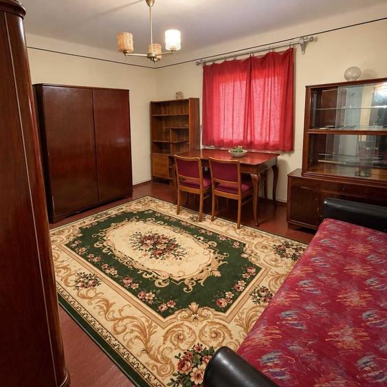 Casă cu 4 camere decomandat în Central