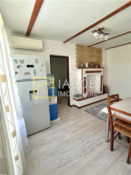 Apartament cu 3 camere semidecomandat în Milcov