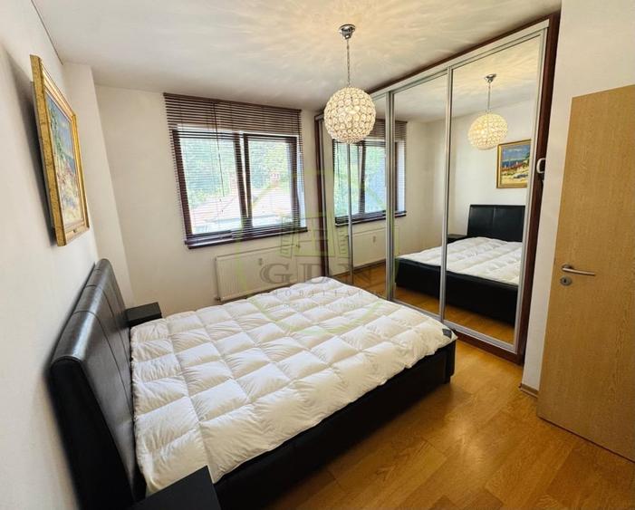 Apartament cu 3 camere semidecomandat, mobilat în Clăbucet