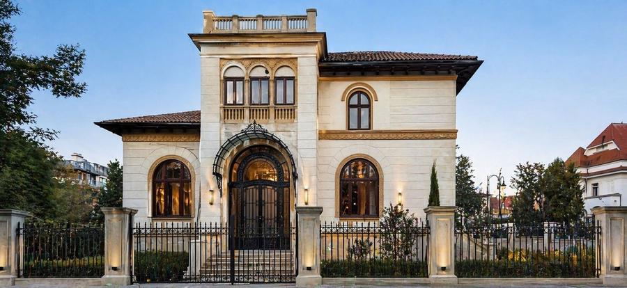 Casă individuală cu 10 camere cu Canalizare în Capitale