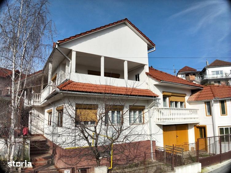 Casă cu 9 camere cu Teren 529 Mp în Central
