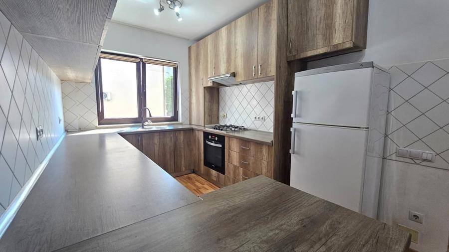 Apartament cu 3 camere semidecomandat în Europa