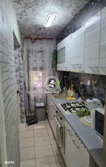 Apartament cu 3 camere semidecomandat în Podu Roș