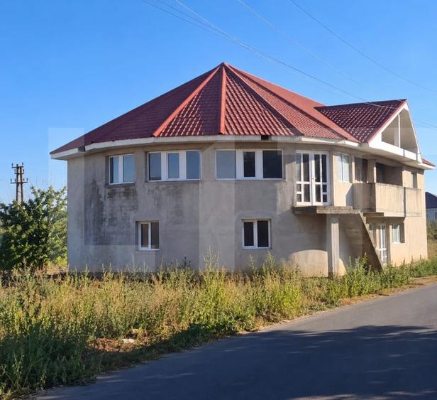 Casă individuală cu 8 camere cu Teren 1133 Mp în Curtișoara