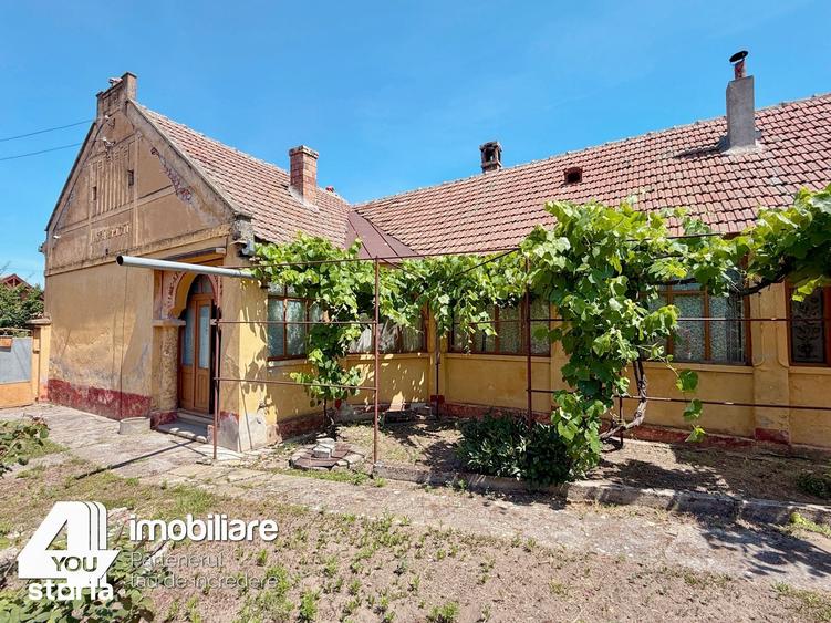 Casă cu 4 camere cu Teren 1459 Mp în Secusigiu