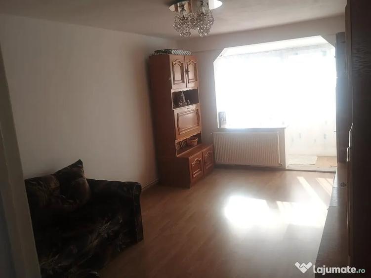 Apartament cu 2 camere decomandat în Tractorul