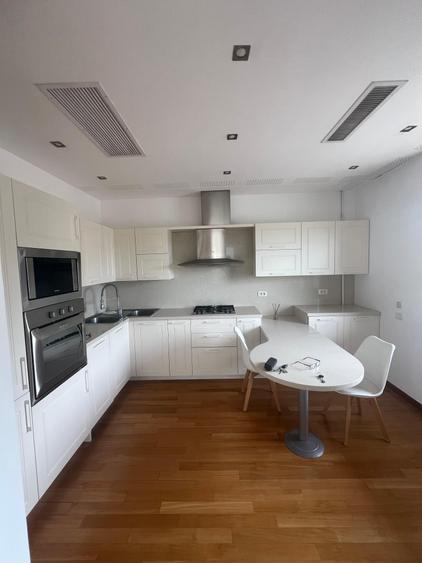 Penthouse cu 4 camere decomandat în Capitale