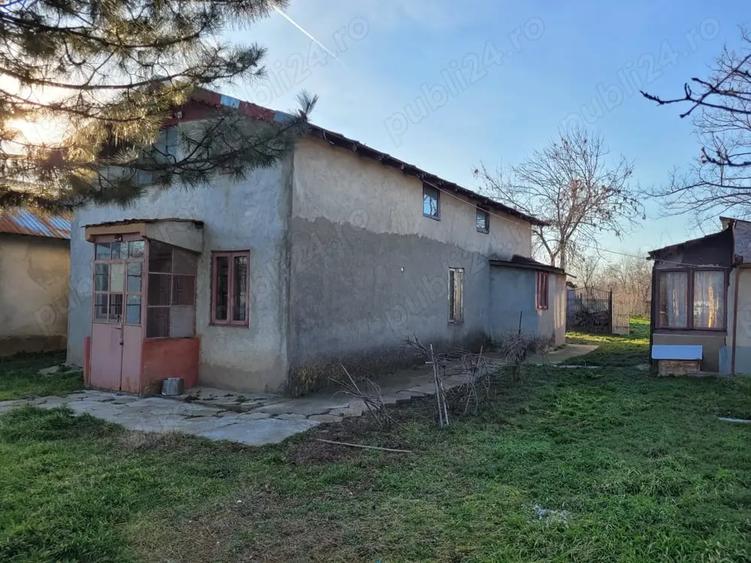 Casă cu Teren 1300 Mp în Brădeanu