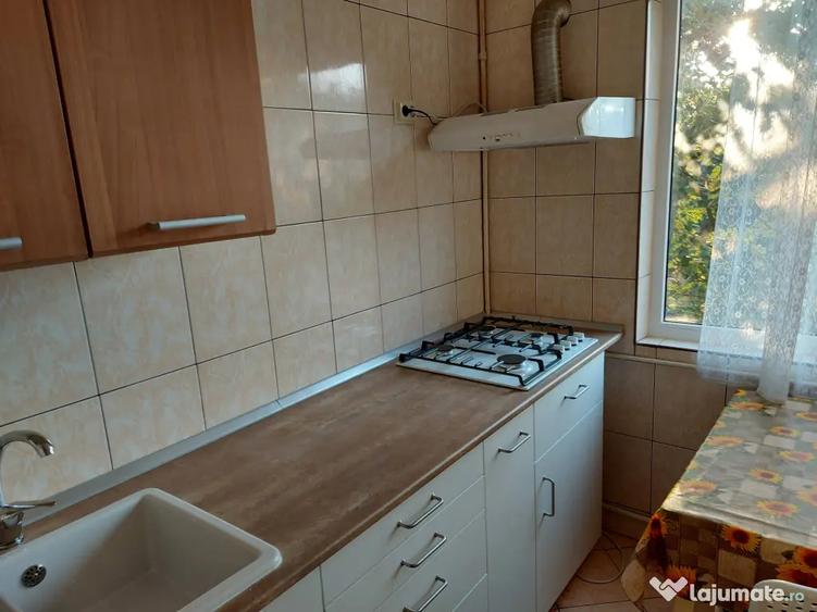 Apartament cu 3 camere semidecomandat în Crângași