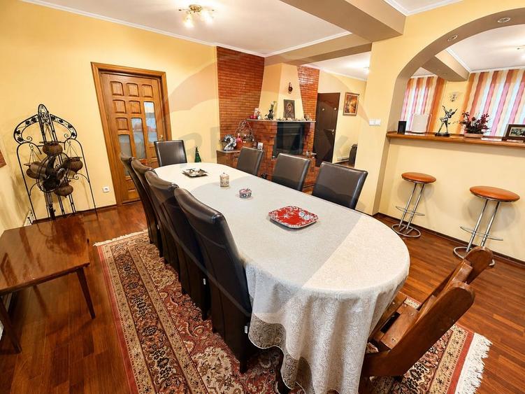 Casă individuală cu 11 camere cu Teren 1010 Mp în Periș