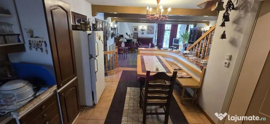 Casă cu 5 camere cu Teren 840 Mp în Central