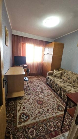 Apartament cu 3 camere semidecomandat, mobilat în Far