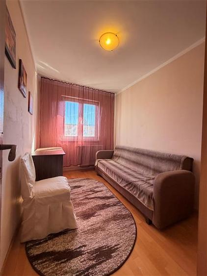 Apartament cu 3 camere semidecomandat, mobilat în Florilor