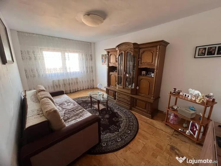 Apartament cu 3 camere decomandat în Astra