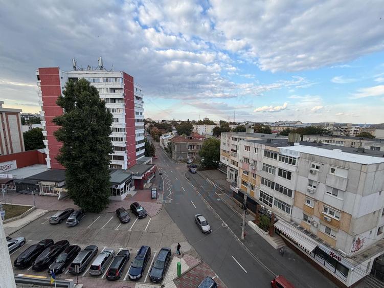Apartament cu 4 camere decomandat, mobilat în Piața Centrală