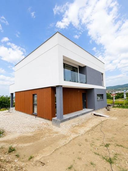Casă individuală cu 5 camere cu Teren 670 Mp în Cetate