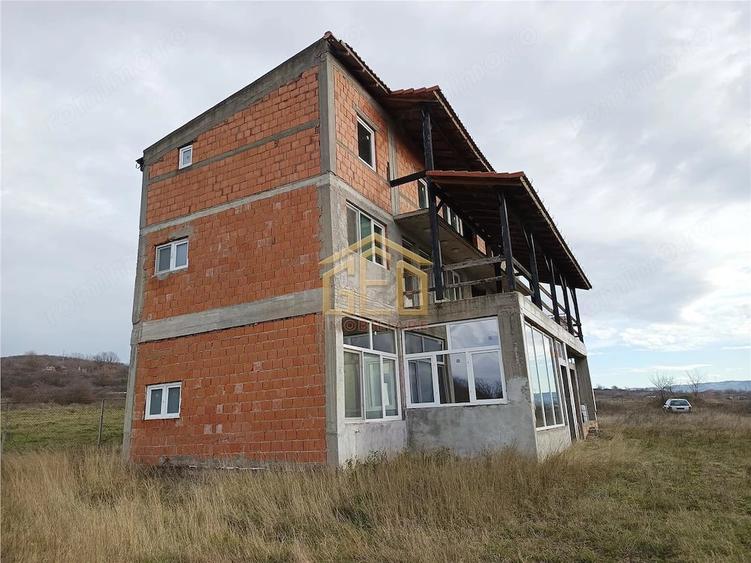 Casă cu Teren 1900 Mp în Central