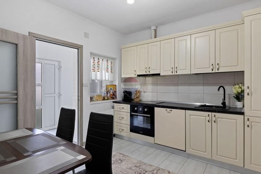 Casă individuală cu 4 camere cu Teren 550 Mp în Central