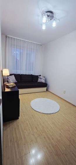 Apartament cu 3 camere semidecomandat în Calea Dumbrăvii