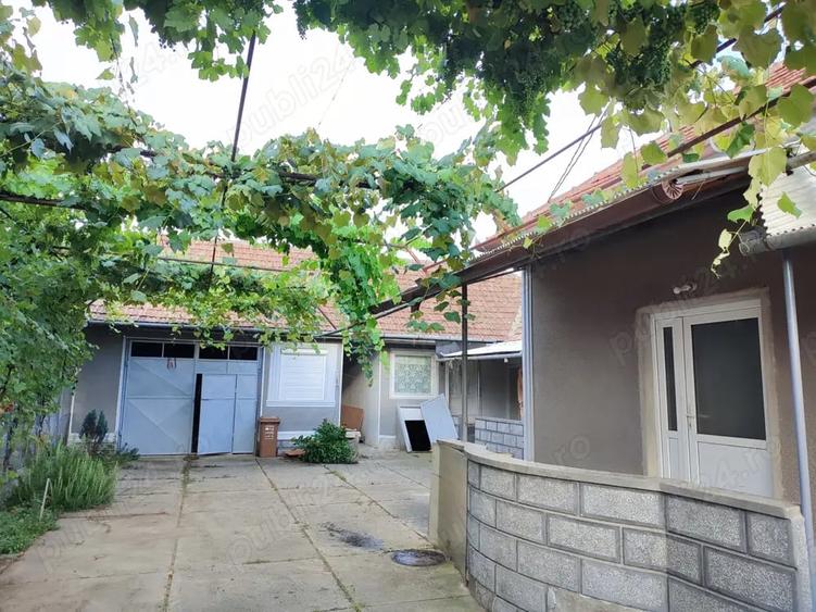 Casă cu 5 camere în Ineu