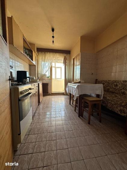 Apartament cu 3 camere decomandat în Viziru 2
