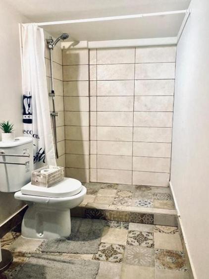 Apartament cu 18 camere semidecomandat, mobilat în Central