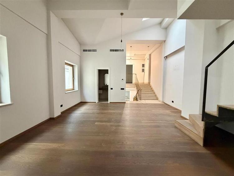 Casă individuală cu 12 camere cu Teren 200 Mp în Dorobanți