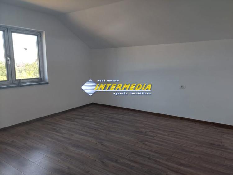 Casă individuală cu 5 camere cu Canalizare în Cetate